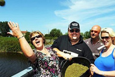 Tro hỏa táng làm thức ăn cho cá