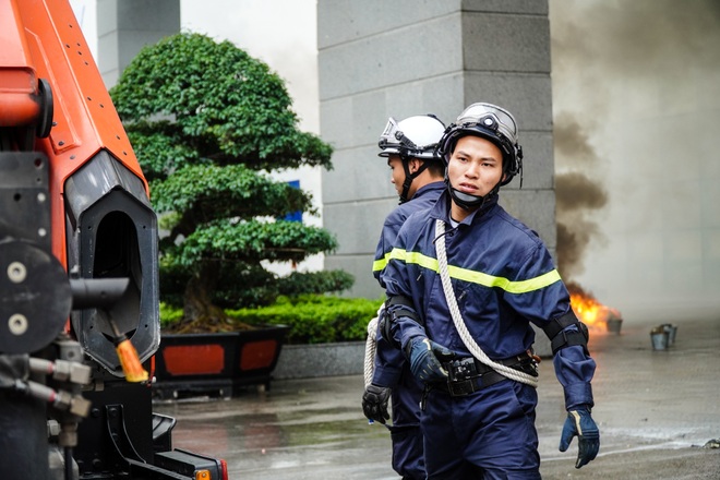 Hàng trăm cảnh sát phòng cháy chữa cháy diễn tập ở Hà Nội - 9 Hàng trăm cảnh sát phòng cháy chữa cháy diễn tập ở Hà Nội - 9
