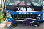 Xe máy lọt gầm ô tô khách, 2 người tử vong