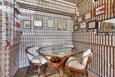 Người đàn ông “xây” nhà từ lon bia