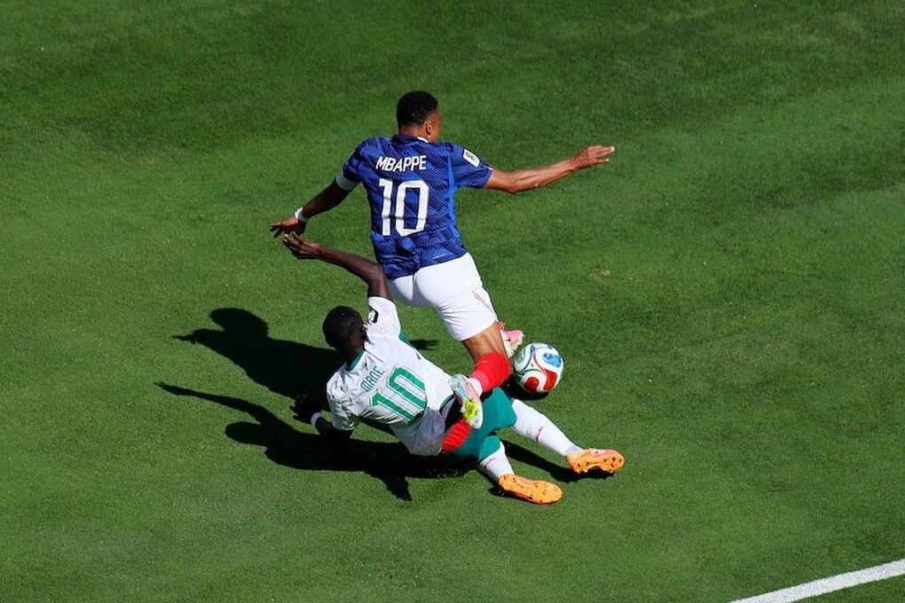 Tranh cãi nảy lửa khi trọng tài từ chối quả phạt đền, Mbappe bị oan? - 1