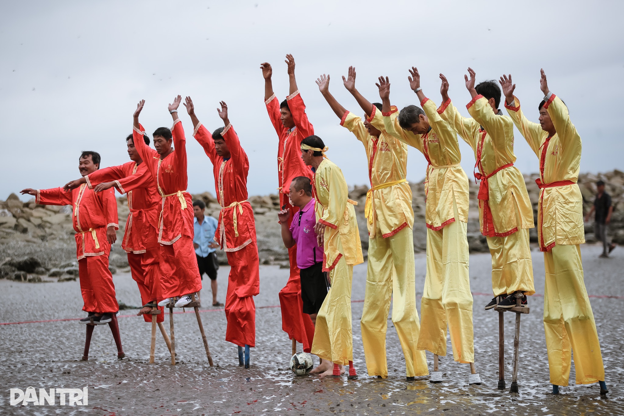 Pescadores correm e jogam futebol sobre palafitas no Festival da Baleia - Can Gio - 6 Ngư dân chạy đua, đá bóng bằng cà kheo tại Lễ hội Nghinh Ông - Cần Giờ  - 6