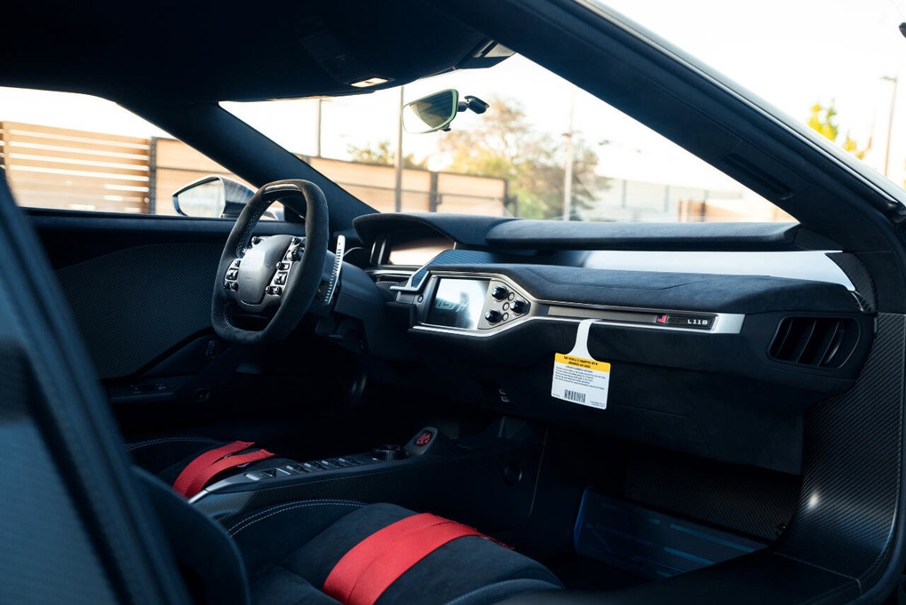 Lộ diện Ford GT thứ 3 về Việt Nam, khác màu xe của ông Đặng Lê Nguyên Vũ - 7 Lộ diện Ford GT thứ 3 về Việt Nam, khác màu xe của ông Đặng Lê Nguyên Vũ - 7