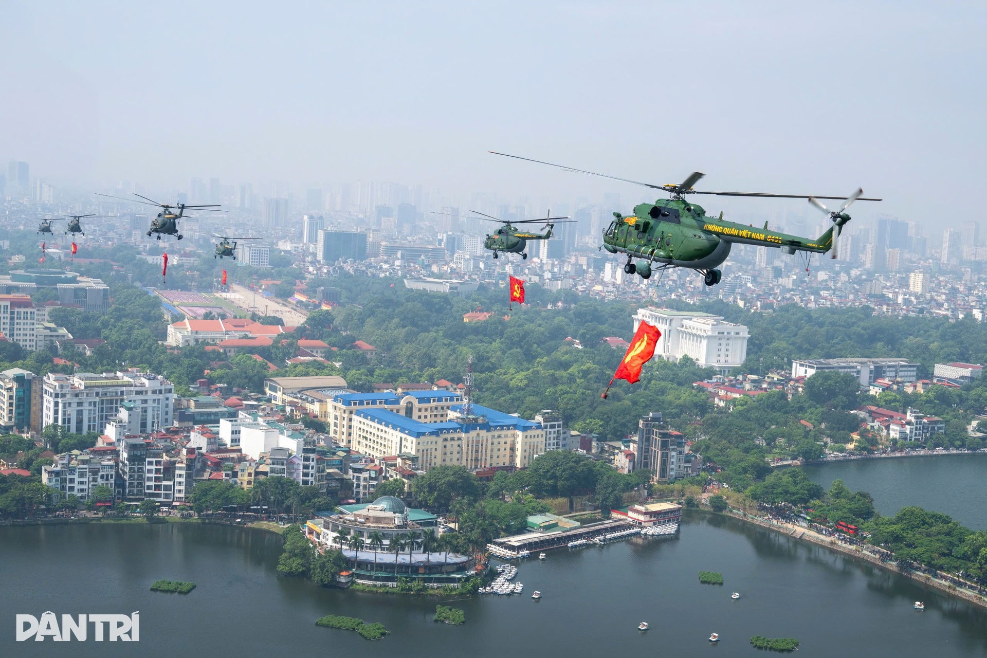 Hổ mang chúa SU-30MK2 nghiêng cánh chào Thủ đô - 2 Hổ mang chúa SU-30MK2 nghiêng cánh chào Thủ đô - 2