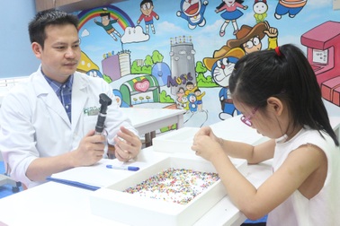 Thận trọng chữa bệnh mắt bằng yoga, mát xa