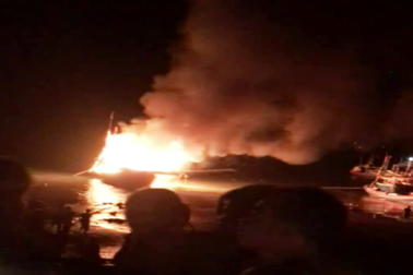 Tàu cá bốc cháy sau tiếng nổ lớn, nhiều người bị thương và mất tích