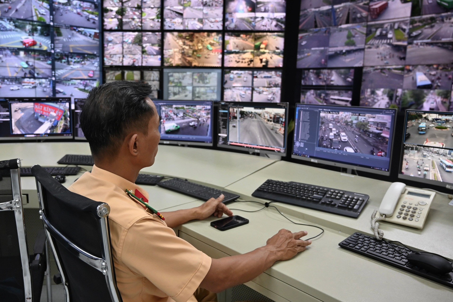 Bên trong trung tâm giám sát camera AI ghi nhận phạt nguội ở TPHCM - 2