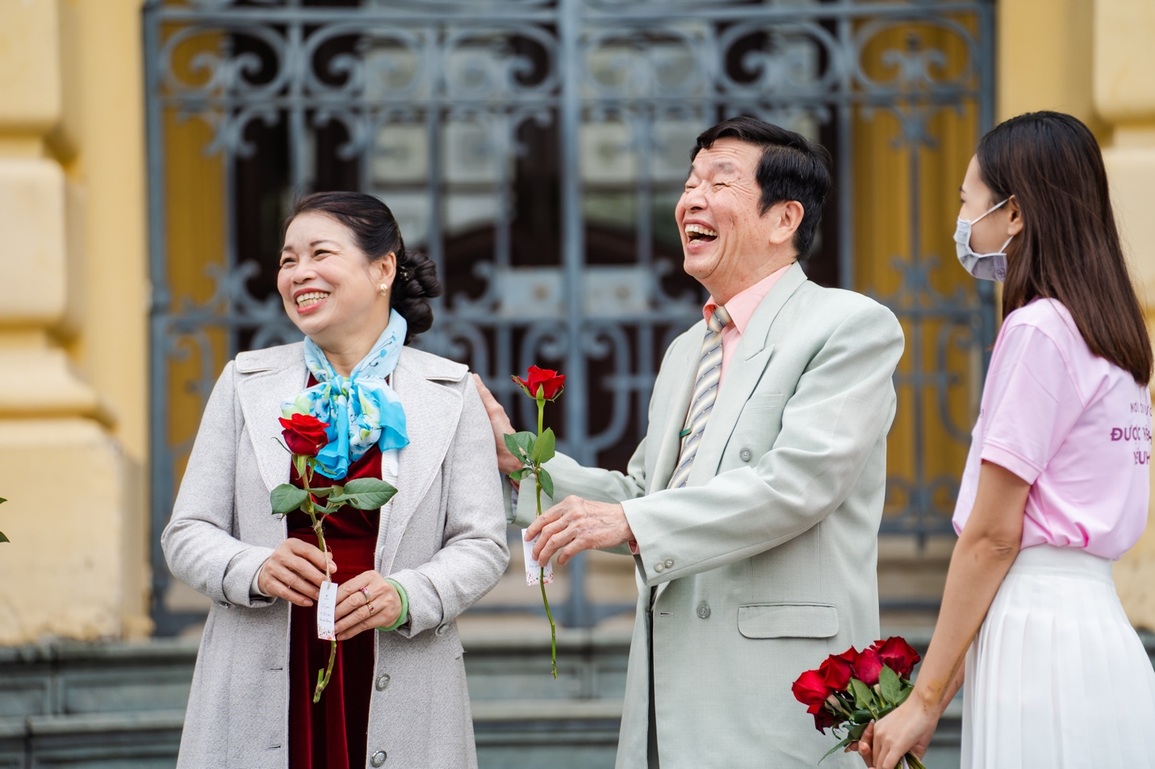 Valentine 2022: Ấn tượng màn tỏ tình với 99.999 bông hồng ở Hà Nội - 12 Valentine 2022: Ấn tượng màn tỏ tình với 99.999 bông hồng ở Hà Nội - 12