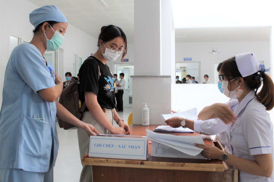 Mũi tiêm vắc xin phòng Covid-19 đầu tiên cho lực lượng y tế Bạc Liêu - 6 Mũi tiêm vắc xin phòng Covid-19 đầu tiên cho lực lượng y tế Bạc Liêu - 6