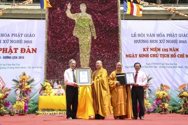 Trao kỷ lục “Bức tranh Chủ tịch Hồ Chí Minh bằng hoa sen lớn nhất thế giới”