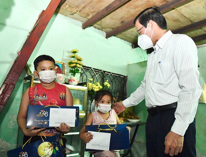 Chủ tịch UBND TP.HCM Phan Văn Mãi thăm hỏi, tặng quà 2 cháu N.H.K. và N.T.V có mẹ mất do Covid-19.