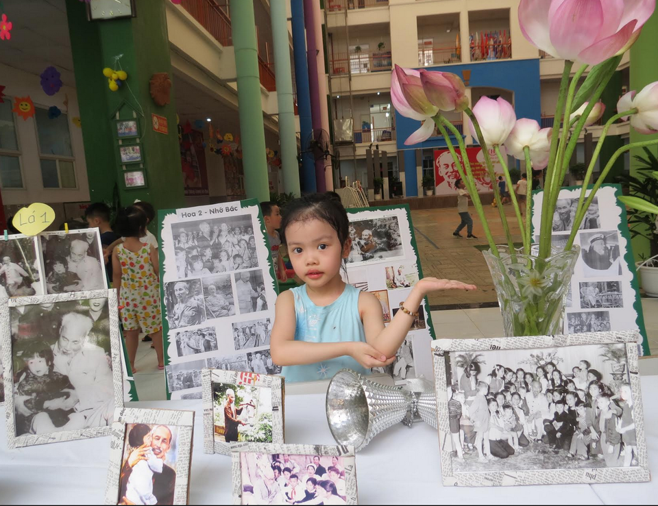 Học sinh sưu tầm ảnh Bác Hồ để triển lãm - 5 Học sinh sưu tầm ảnh Bác Hồ để triển lãm - 5