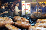 Nam sinh bán xúc xích nướng sỏi "hot trend", kiếm 5-10 triệu đồng/ngày