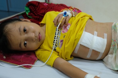 Thương bé gái 9 tuổi bị cắt lách, em trai đối diện tử thần cầu cứu sự sống