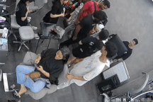 Chủ tiệm tóc bức xúc vì nữ du khách nước ngoài ném tiền xuống đất