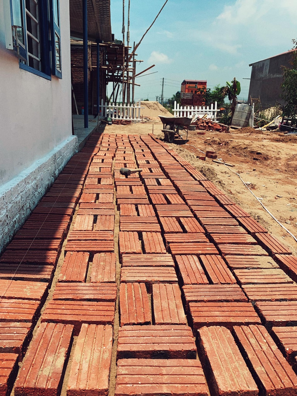 Rời phố về quê, cô gái 25 tuổi tự xách vữa, sơn tường, làm nhà 2 trong 1 - 3 Rời phố về quê, cô gái 25 tuổi tự xách vữa, sơn tường, làm nhà 2 trong 1 - 3