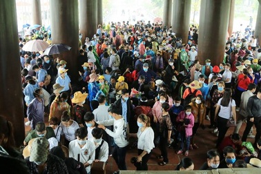 Hàng trăm tình nguyện viên phân luồng, đảm bảo phòng dịch tại chùa Tam Chúc