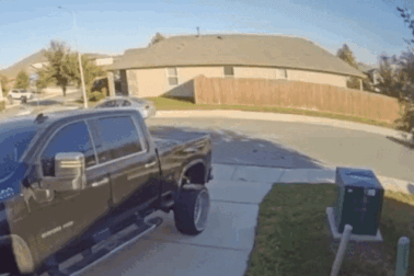 Nhờ trẻ chưa đến 10 tuổi đánh xe ra khỏi lối đi, một phụ nữ bị bắt