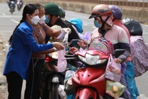 Đường về quê gần hơn nhờ sự giúp đỡ của bà con miền Trung