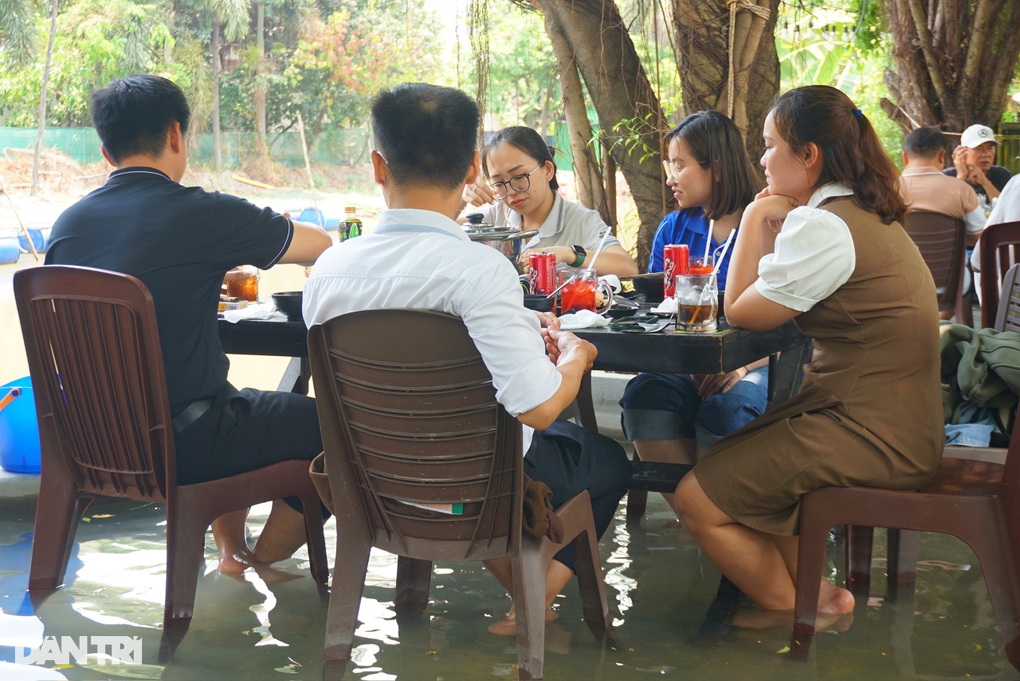Quán ăn ngập lụt ở TPHCM gây tranh cãi: Khách sợ nước dơ, chủ quán nói gì? - 5 Quán ăn ngập lụt ở TPHCM gây tranh cãi: Khách sợ nước dơ, chủ quán nói gì? - 5