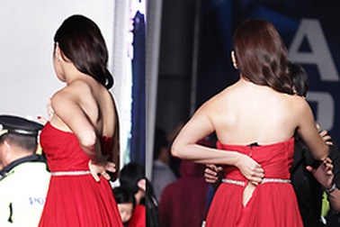 Người đẹp xứ Hàn bị rách váy ngay chỗ "hiểm"