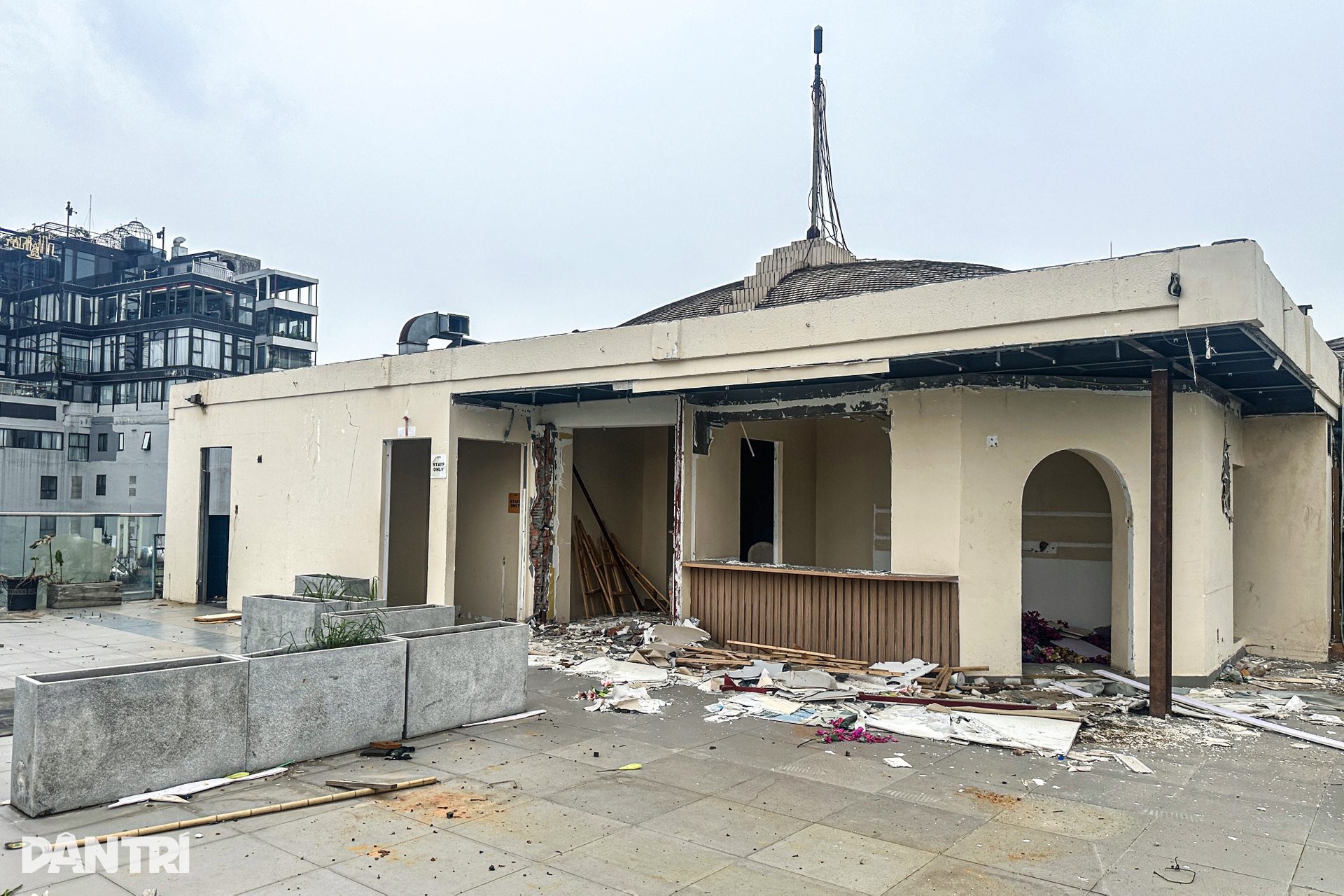 Cảnh tan hoang bên trong tòa nhà Hàm cá mập - 11