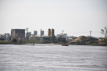 Công nhân hoảng loạn trên công trường giữa dòng lũ