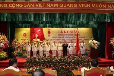 Chủ tịch nước trao Huân chương bảo vệ Tổ quốc cho lực lượng cảnh sát chữa cháy