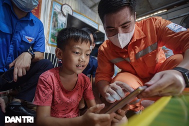 25 máy tính, tablet - Quà Trung thu đặc biệt với trẻ em làng chài sông Hồng