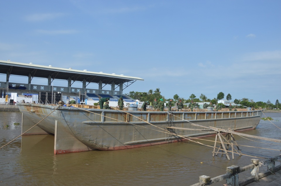 Sóc Trăng đón năm mới bằng trận địa bắn pháo hoa trên sông - 1 Sóc Trăng đón năm mới bằng trận địa bắn pháo hoa trên sông - 1