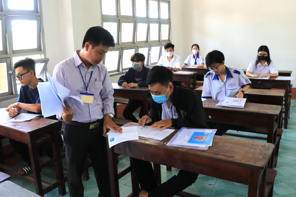 ពិន្ទុប្រឡងមធ្យមសិក្សាទុតិយភូមិឆ្នាំ 2025 មានកម្រិតទាប ដោយព្រមានថាសិស្សមួយចំនួនប្រឈមនឹងហានិភ័យនៃការមិនបញ្ចប់ការសិក្សា - 1 Điểm thi thử THPT 2025 thấp, cảnh báo một số em nguy cơ rớt tốt nghiệp - 1