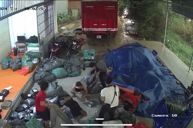 Sét đánh "cách vài bước chân" ở Phú Thọ, nhóm thanh niên tháo chạy tán loạn