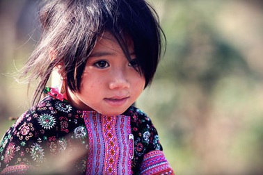 Trong trẻo nụ cười trẻ người Mông ngày Tết