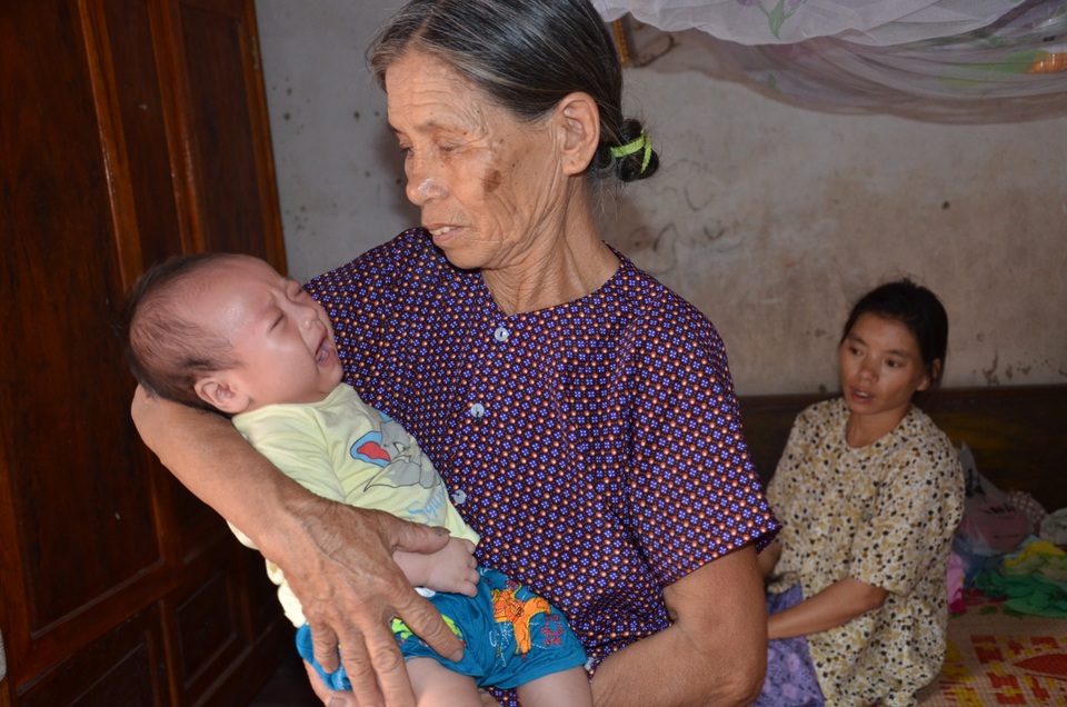 Tiếng khóc xé lòng của bé 3 tháng tuổi bị bệnh tật giày vò - 7 Tiếng khóc xé lòng của bé 3 tháng tuổi bị bệnh tật giày vò - 7