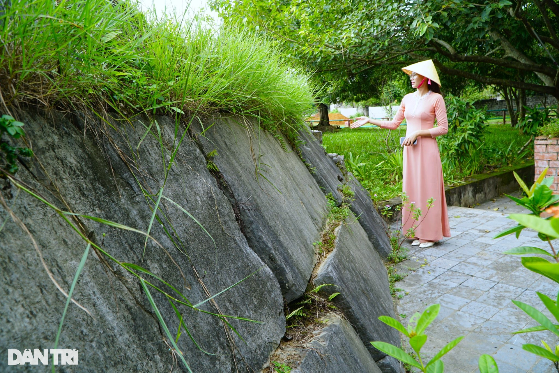 Phiến đá in hình đầu người phụ nữ kêu oan cho chồng - 7