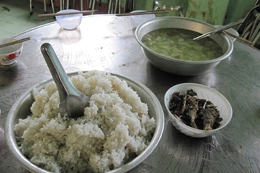 Bữa ăn học sinh teo tóp vì... “cõng” phí!