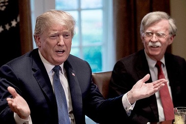 Ông Trump gọi cựu cố vấn "diều hâu" John Bolton là "kẻ ngu ngốc"