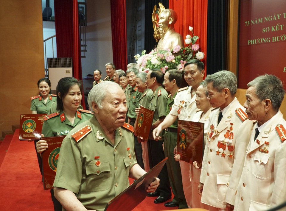 Tô đẹp thêm hình ảnh người cán bộ công an chi viện miền nam - 7 Tô đẹp thêm hình ảnh người cán bộ công an chi viện miền nam - 7