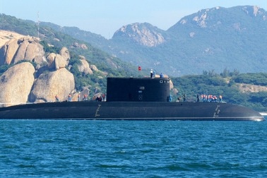 Cưỡi tàu cá “đi săn” tàu ngầm