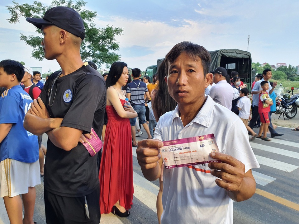 Hàng ngàn CĐV Hà Tĩnh bức xúc cầm vé trên tay không được vào sân - 6