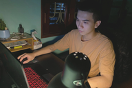 Người trẻ đua nhau làm việc tự do vào ban đêm: Năng động hay hại sức khỏe?