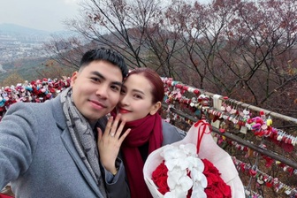 Cầu thủ Đức Huy cầu hôn MC Huyền Trang "Mù Tạt" ở Hàn Quốc