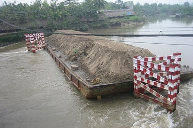 "Nín thở" chờ giải cứu xà lan mắc kẹt sát trụ cầu   