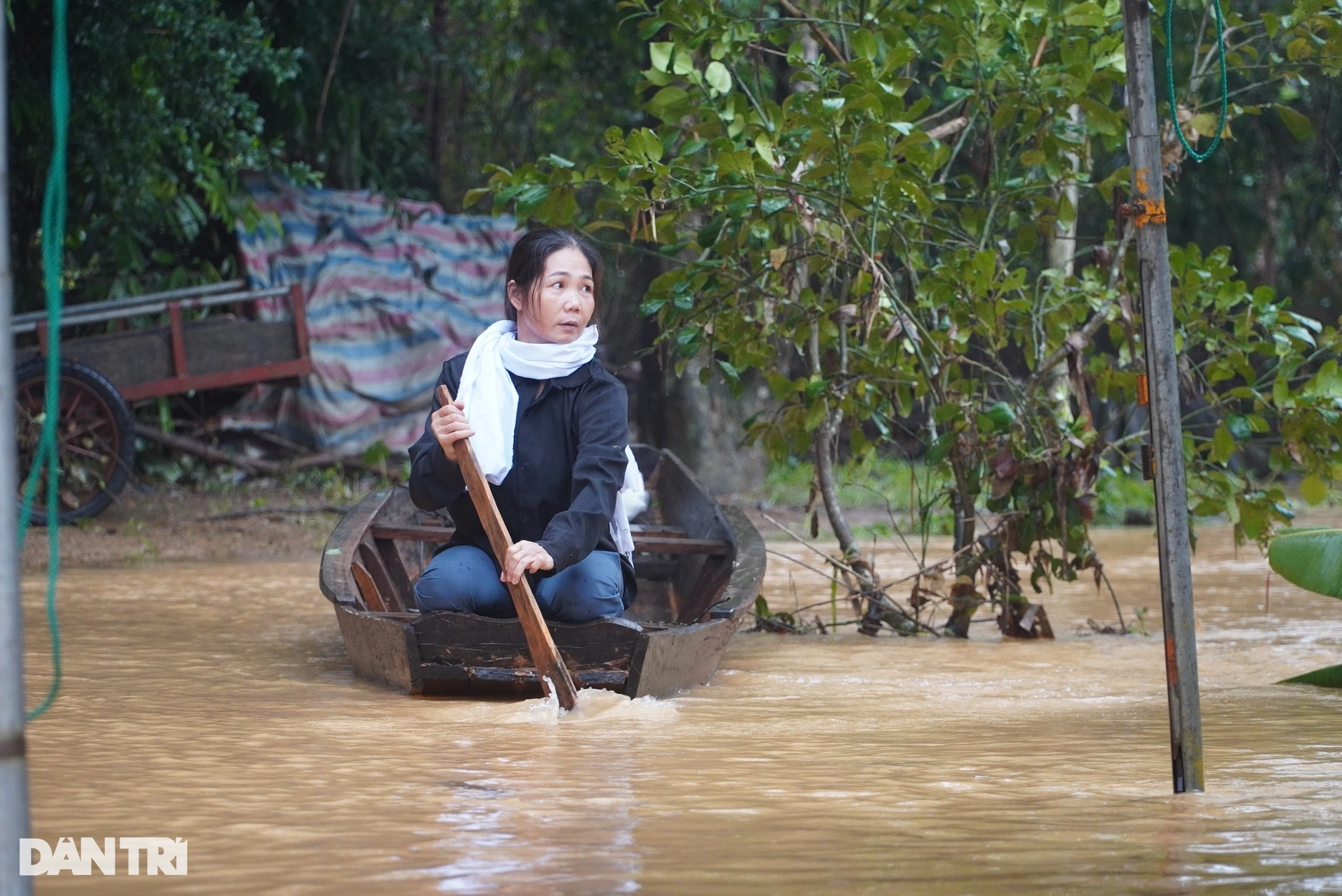 Nỗi đau vùng lũ: Chờ nước rút tiễn người quá cố, nhiều trẻ lâm cảnh mồ côi - 4 Nỗi đau vùng lũ: Chờ nước rút tiễn người quá cố, nhiều trẻ lâm cảnh mồ côi - 4