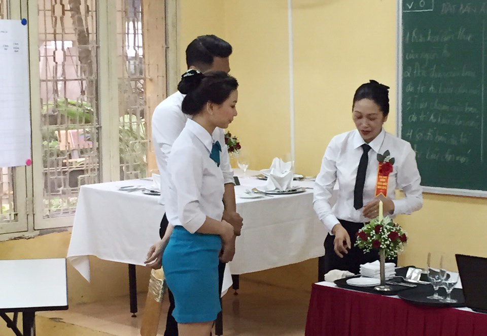 Gặp cô giáo dạy nghề cho hàng ngàn nhân viên quản lý khách sạn, nhà hàng - 3 Gặp cô giáo dạy nghề cho hàng ngàn nhân viên quản lý khách sạn, nhà hàng - 3