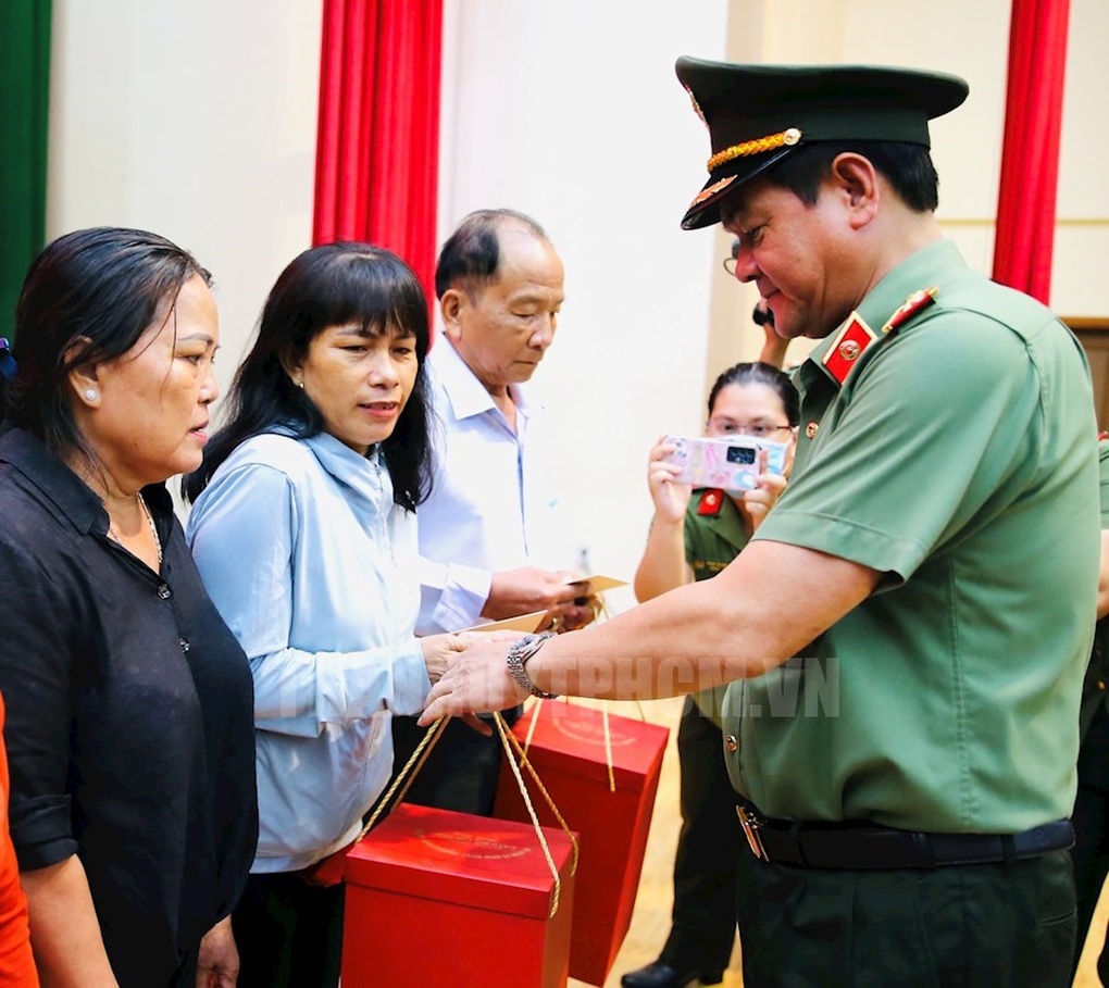 TPHCM tri ân thương binh, gia đình liệt sĩ trong ngành công an - 2 TPHCM tri ân thương binh, gia đình liệt sĩ trong ngành công an - 2