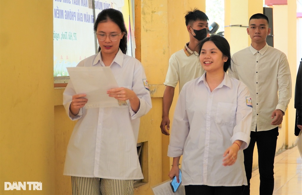 بعد انتهاء امتحان الثانوية العامة قسم الأدبي، أغمي على طالبة في وسط ساحة المدرسة - 2 Thi xong môn ngữ văn tốt nghiệp THPT, nữ sinh ngất xỉu giữa sân trường - 2