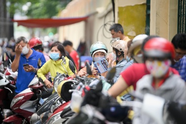 Lo sợ ngập lụt, nhiều trường ở Hà Nội cho học sinh nghỉ sớm, học online