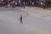 Nam thanh niên nghi ngáo đá cầm hung khí gây náo loạn đường phố