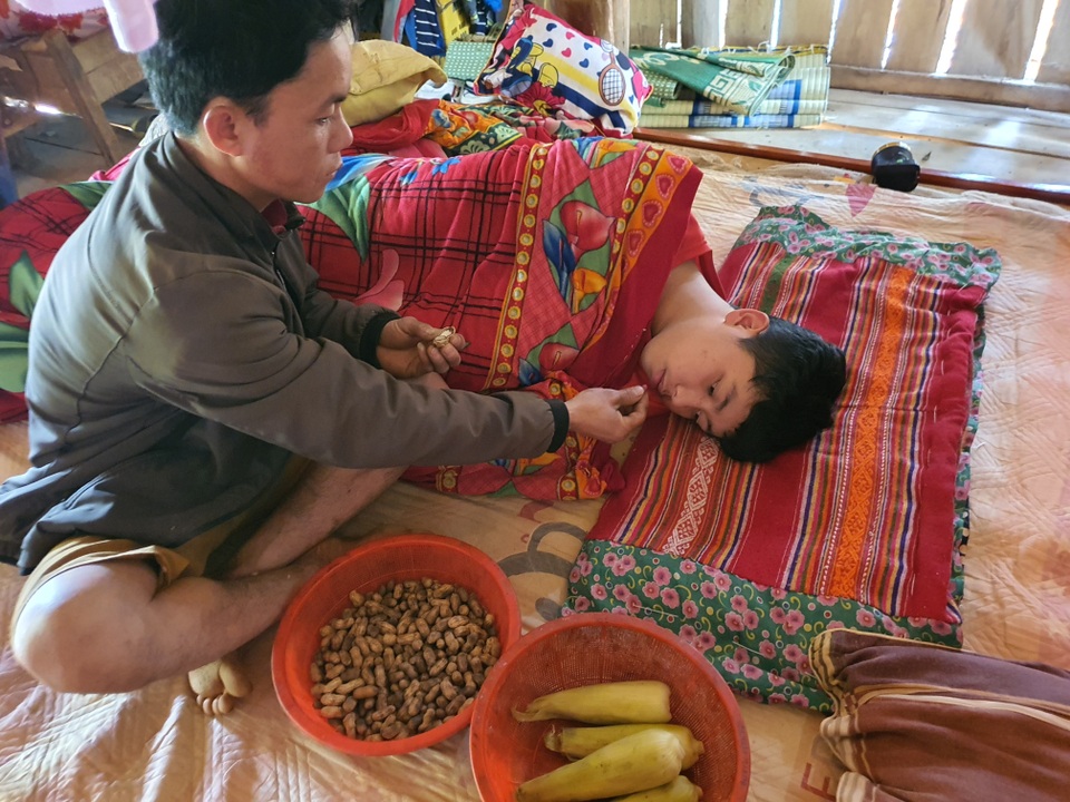 Nhói lòng cậu bé mắc ung thư hạch sống lay lắt trong căn nhà sắp sập - 2 Nhói lòng cậu bé mắc ung thư hạch sống lay lắt trong căn nhà sắp sập - 2